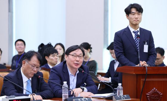 답변하는 이화영 전 평화부지사