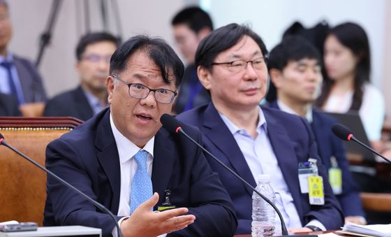 답변하는 서민석 변호사