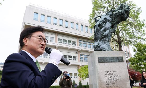 부마민중항쟁탑 찾은 우원식 의장 '역대 국회의장 중 최초'