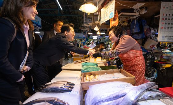 어시장 상인과 인사 나누는 황종우 장관