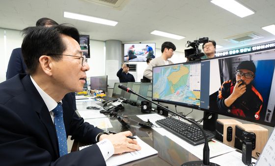 꽃게잡이 어선 선장과 교신하는 황종우 장관