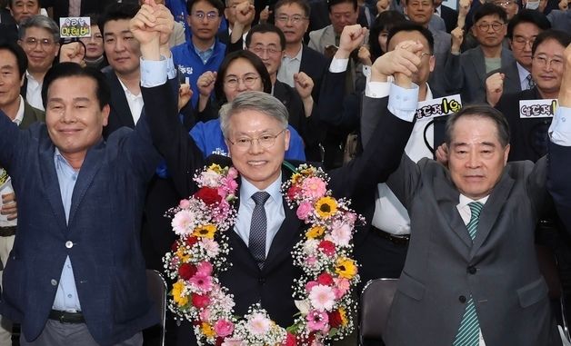 꽃목걸이 건 민형배