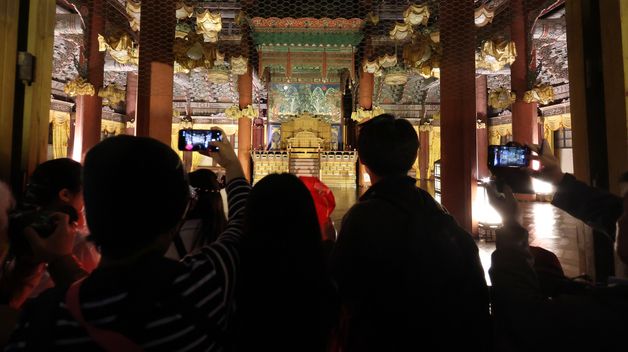 달빛 아래 인정전 내부는?