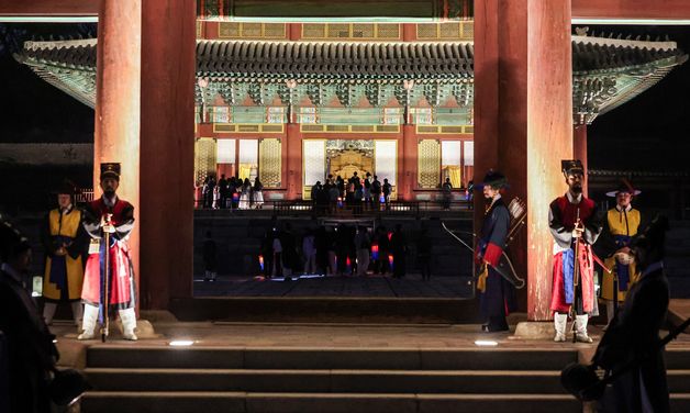 달빛 아래 인정전 내부는?