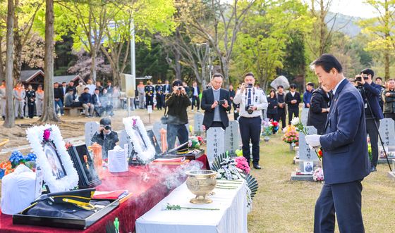 헌화하는 권오을 장관