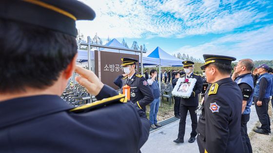고 박승원·노태영 소방관 안장식…추모하는 동료들