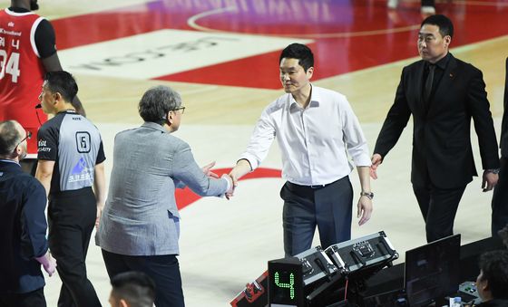 악수하는 손창환·전희철 감독