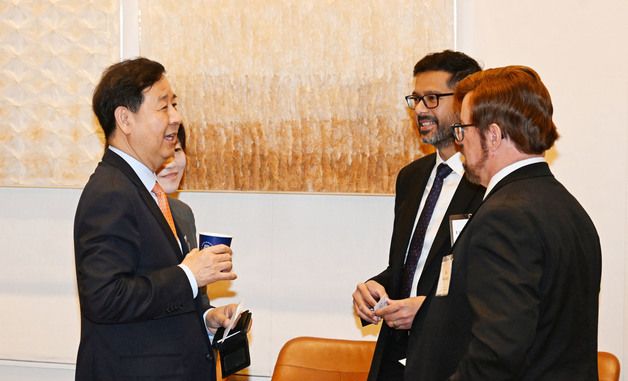 미국 월가 투자자들과 대화하는 구윤철