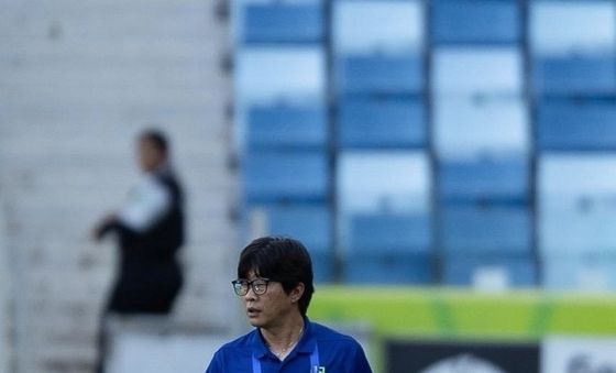 경기 지켜보는 신상우 감독