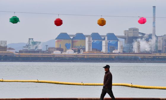 부처님 오신날 앞두고 봉축 연등 아래 산책