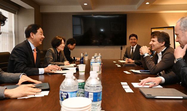 구윤철 부총리, 마크 로완 아폴로 회장 면담