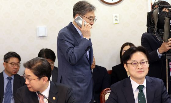 비상경제본부 회의 참석하는 조현 장관