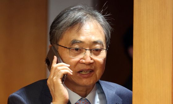 전화통화하는 조현 장관