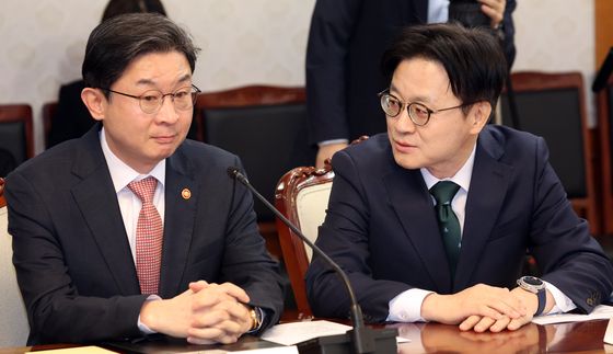 대화하는 김정관 산업통상부 장관과 이억원 금융위원장