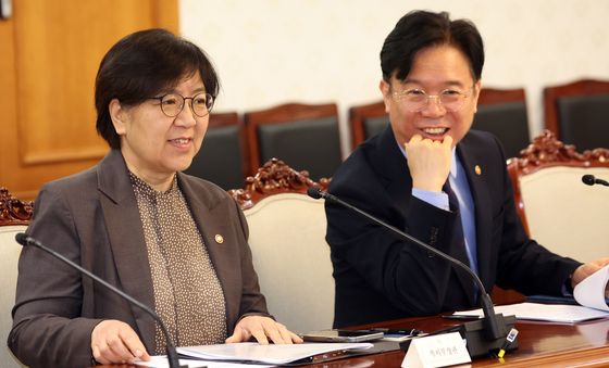 대화하는 정은경·김영훈 장관