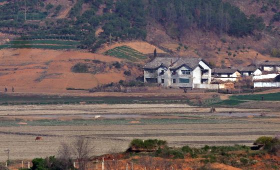 농사짓는 北 주민들