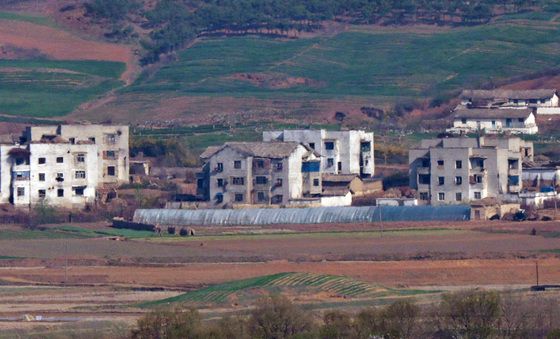 비닐하우스 설치된 북한 마을