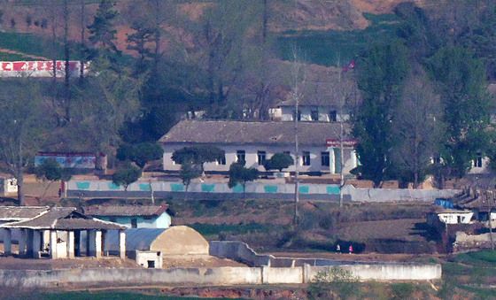 등교하는 北 어린이들