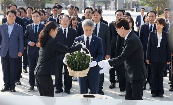 5.18묘역 헌화하는 민형배 후보