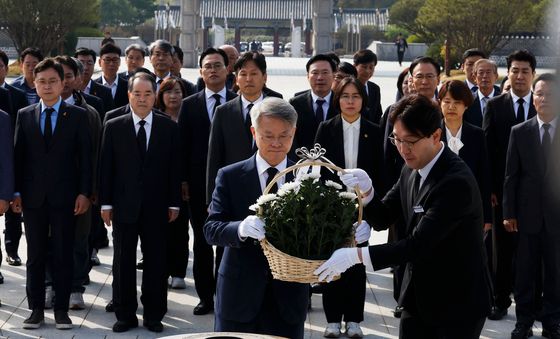 5.18묘역 헌화하는 민형배