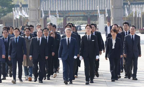 5.18묘역 들어서는 민형배 후보