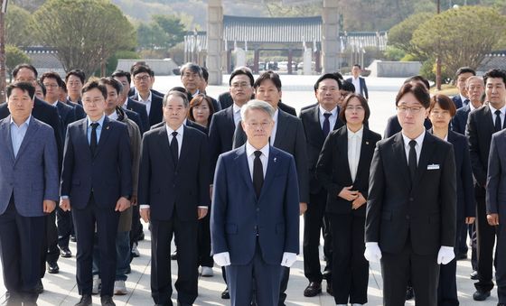 5.18 참배하는 민형배 후보