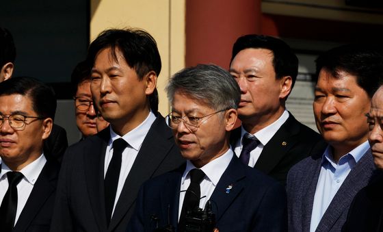 민주의 문 앞에선 민형배 후보