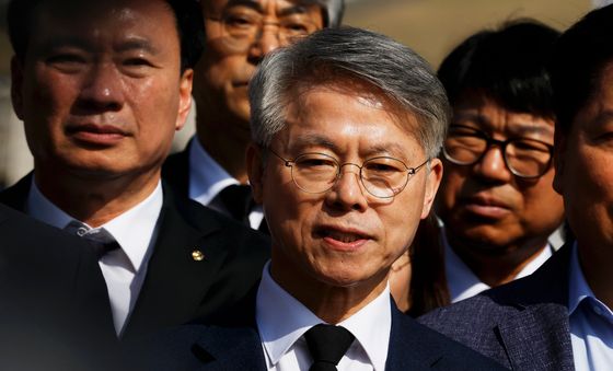 5.48묘역서 입장 밝히는  민형배