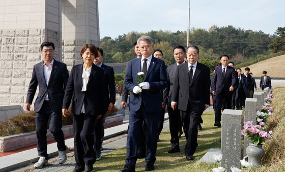 윤상원 열사묘로 향하는 민형배 후보