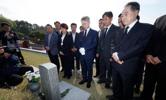 윤상원 열사 참배하는 민형배