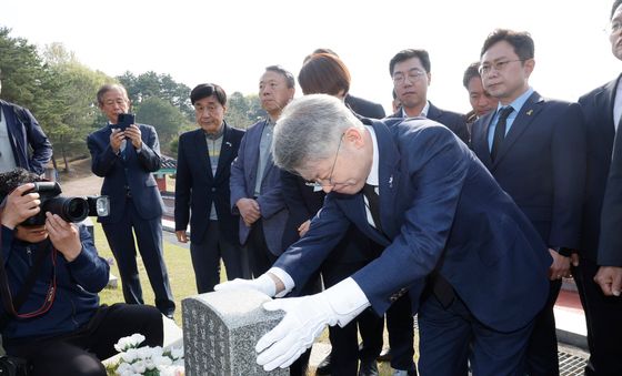 윤상원 열사 묘 찾은 민형배 후보