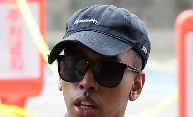 미국·이스라엘 벳지 달고 출석하는 조니 소말리