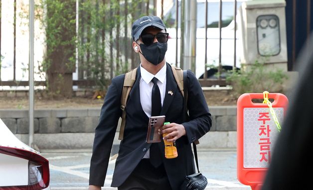 '소녀상 모욕' 미 유튜버 1심 선고 공판 출석