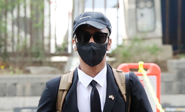 '소녀상 모욕' 미 유튜버 1심 선고 공판 출석