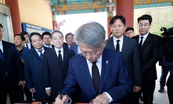 5.18묘역 방명록 쓰는 민형배 후보