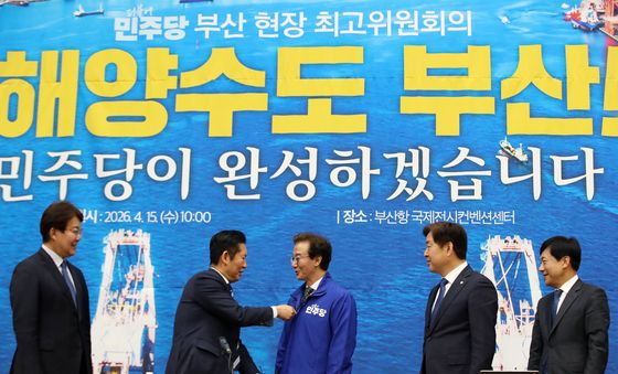 전재수 부산시장 후보에게 당 점퍼 입혀주는 정청래 대표