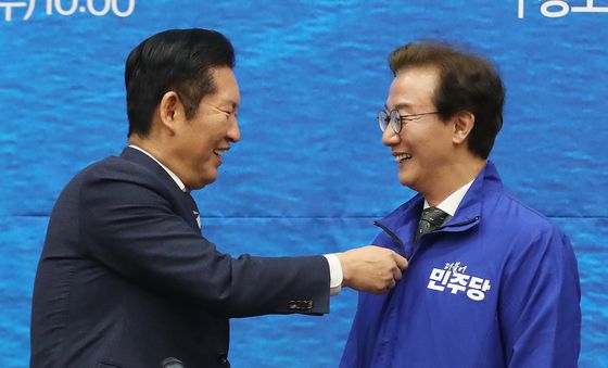 전재수 후보에게 당 점퍼 입혀주는 정청래