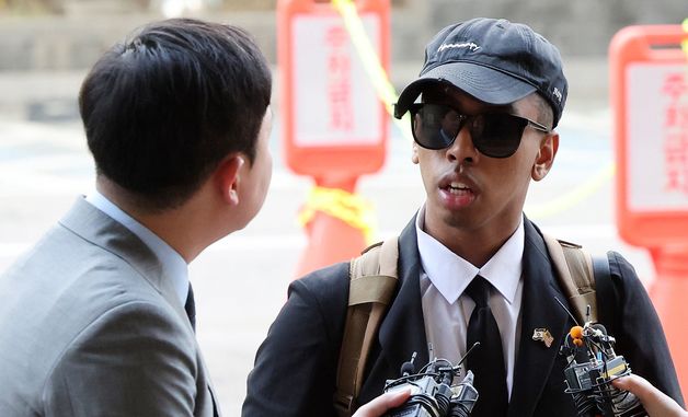 '소녀상 모욕' 미 유튜버 1심 선고 공판 출석