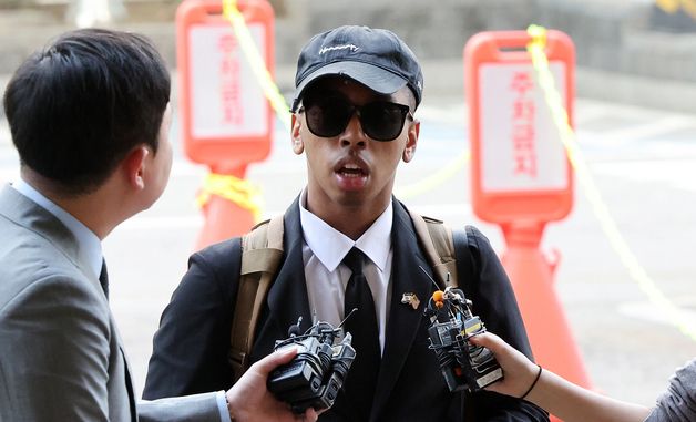 '소녀상 모욕' 미 유튜버 1심 선고 공판 출석