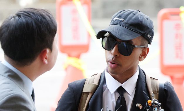 취재진 질문에 답하는 조니 소말리