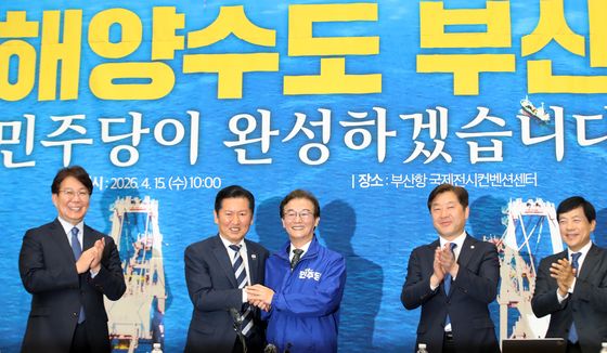 전재수 후보 당 점퍼 입혀주는 정청래 대표