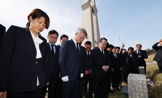윤상원 열사 묘 참배하는 민형배 후보