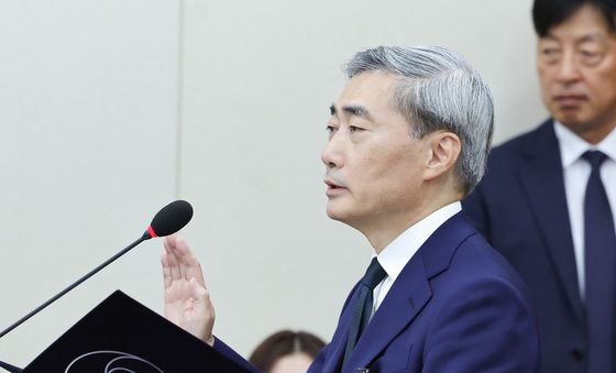 선서하는 신현송 한국은행 총재 후보자