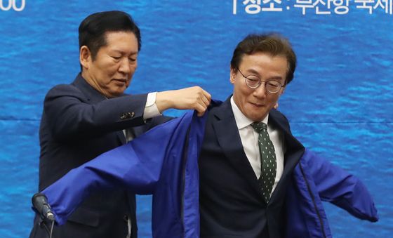 전재수 부산시장 후보에게 당 점퍼 입혀주는 정청래