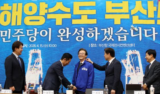 전재수 당 점퍼 입혀주는 정청래 대표