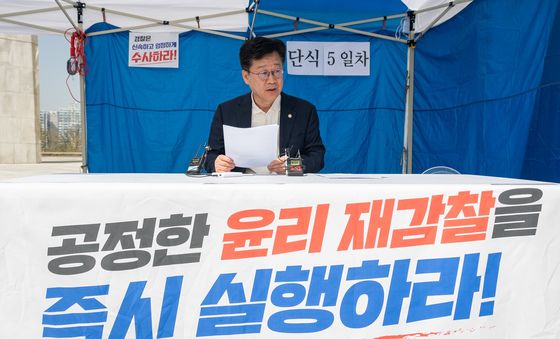 이원택 의원 '식사비 대납' 의혹 윤리 재감찰 요구하는 안호영 의원