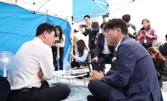 대화하는 김용·안호영