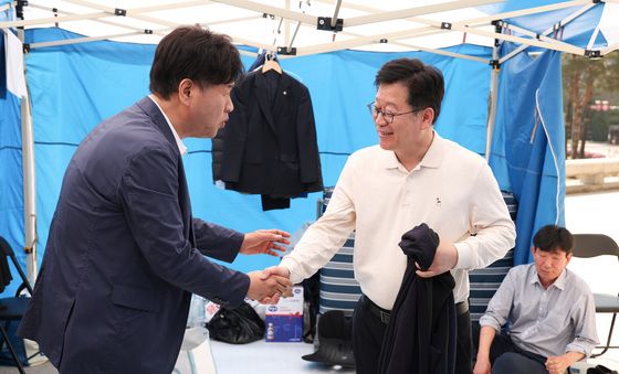 안호영 단식농성장 찾은 김용