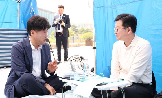 안호영과 대화하는 김용 전 부원장