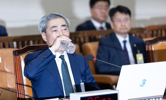 목 축이는 신현송 한은 총재 후보자